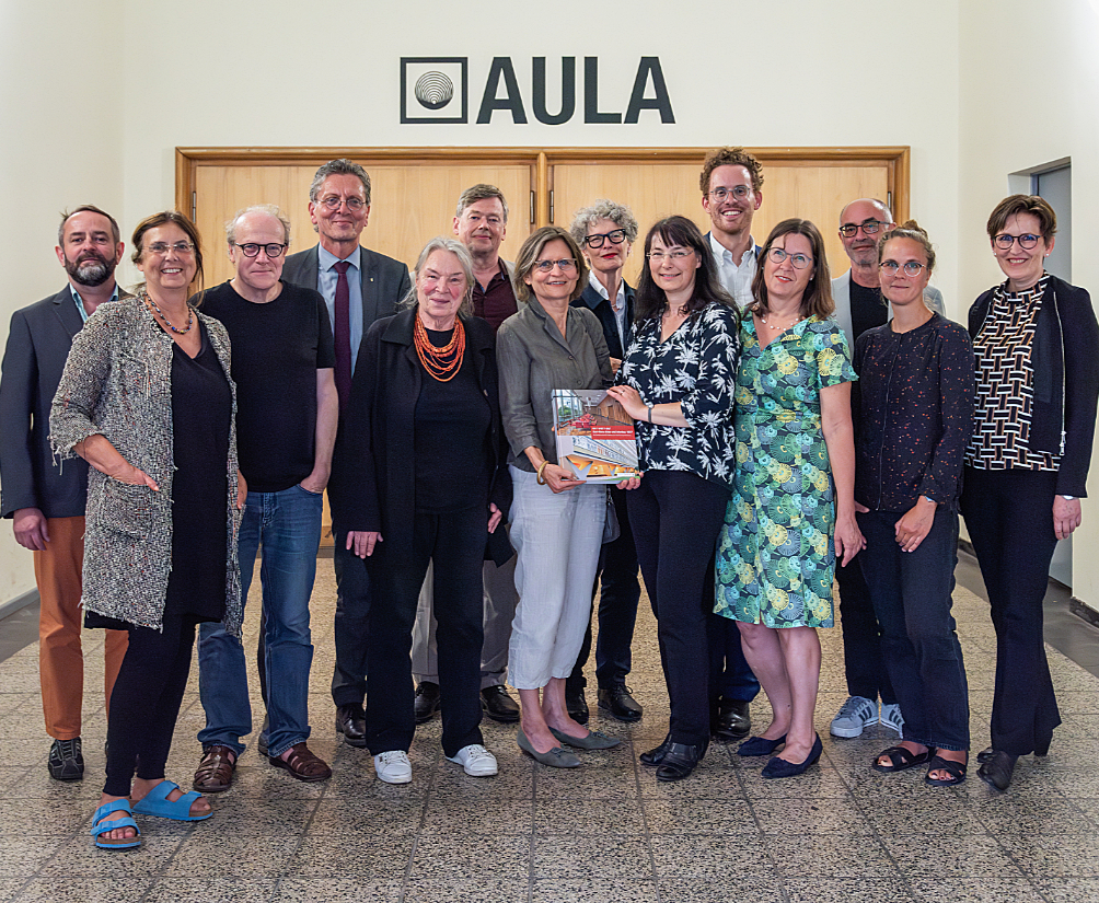 OST WEST OST - Buchpräsentation und Bürgerwerkstatt am 1. Juli 2024 in der Aula des Max-Planck-Gymnasiums / UNESCO-Schule Singerstraße 8A, 10179 Berlin-Mitte