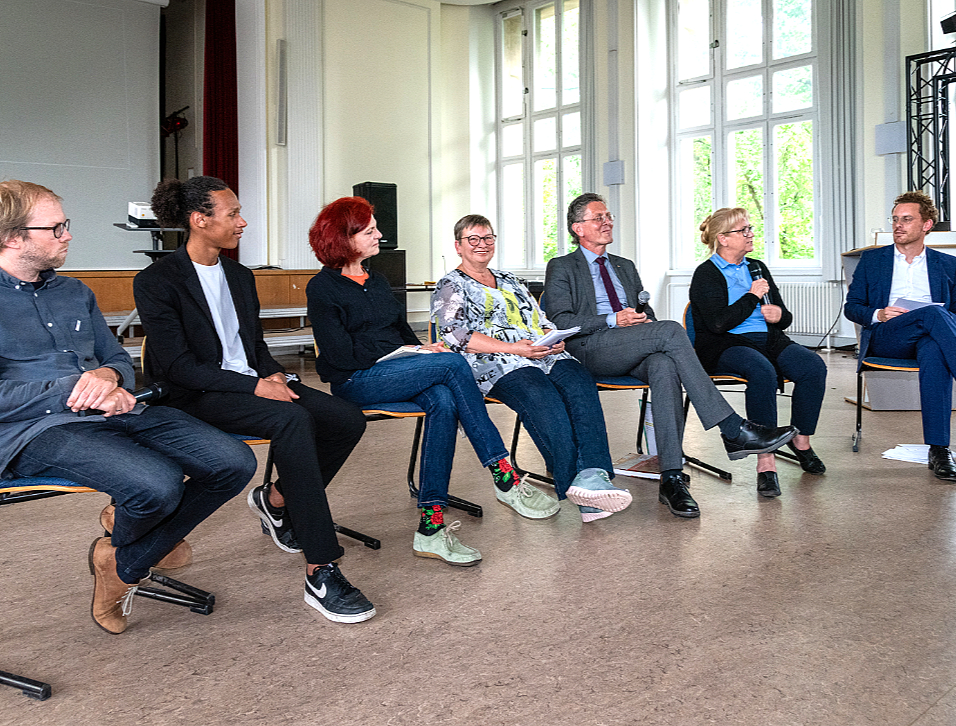 OST WEST OST - Buchpräsentation und Bürgerwerkstatt am 1. Juli 2024 in der Aula des Max-Planck-Gymnasiums / UNESCO-Schule Singerstraße 8A, 10179 Berlin-Mitte